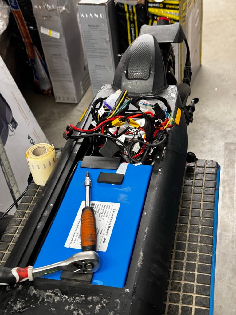 Hulajnoga elektryczna w warsztacie serwisowym