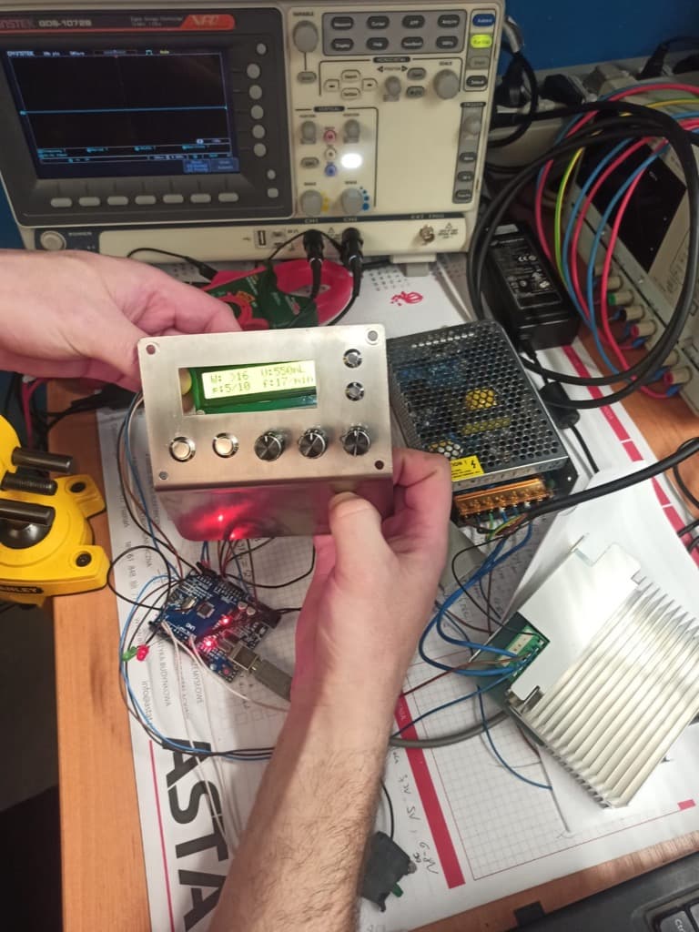 Elektronika hulajnogi elektrycznej na stole serwisowym